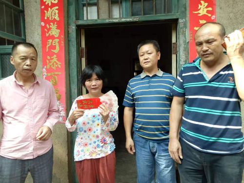 刘楚忠帮扶邓素月.jpg