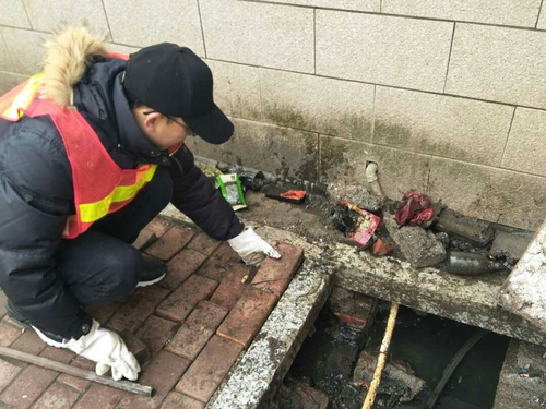 李忠辉在下水道清淤.jpg