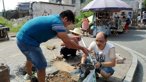 李忠辉在宜兴桥地勘.jpg
